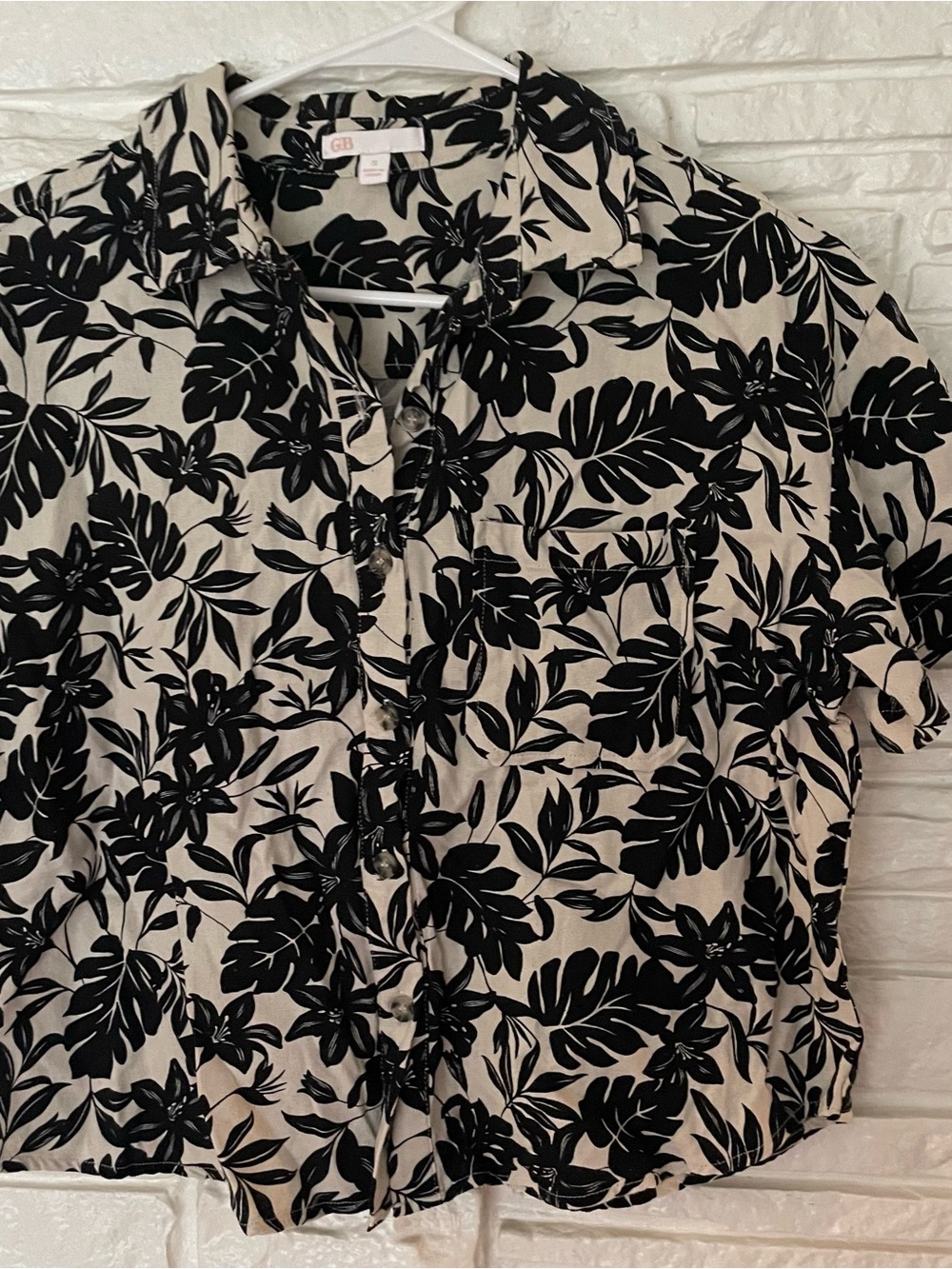 Crop floral button down Gianni Bini Black on Cream Camp Shirt